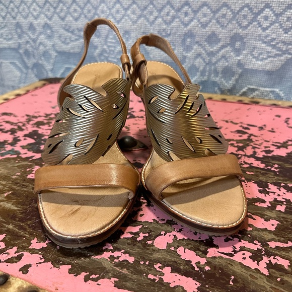 TOMMY BAHAMA Gold leaf leather wedge sandal sz 9 - Picture 6 of 11
